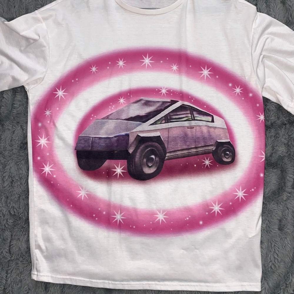 womens small but oversized graphic airbrushed tee